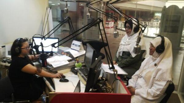 SahabatAzizah's tweet photo. Ketua TP PKK @NurAzizahTamhid sdg talkshow ttg keamanan pangan di Radio POP FM Depok. cc: @Nur_Mahmudi @SahabatAzizah http://t.co/cjqJ1nc6Wb