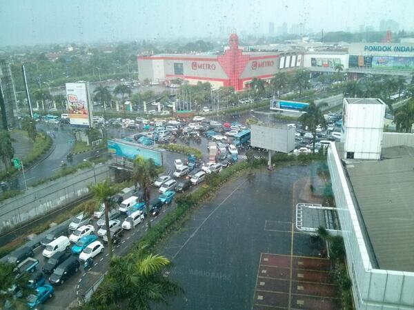 erry_rg's tweet photo. @TMCPoldaMetro  efek banjir didepan Nissan pondok indah http://t.co/JKvZgR3I4s
