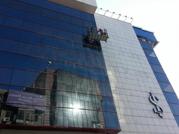 temizlikelit's tweet photo. İş Bankası Karşıyaka Şubesi dış cephe temizliğini ekiplerimiz yaparken http://t.co/eMCNUyxEFo