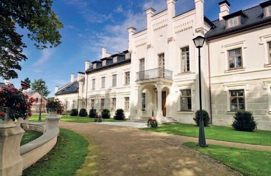 BusinessRiga's tweet photo. A modern business in historical walls: http://t.co/jZBkFTK2c3 http://t.co/mRWSvVXRib