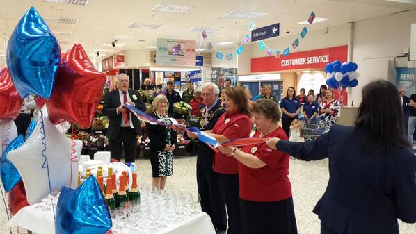 The mayor, pauline(23yrs service), glennis(service superstar), cut the ribbon @2275Extra @JamesG39 @Lauren_Sayward