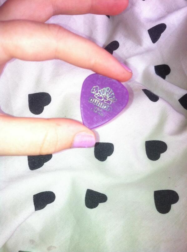 laur777_'s tweet photo. Feel so lucky, @HWoodEnding were amazing, &amp; @HollywoodTyler gave me a pick, thankyou🙏💞 http://t.co/qDJb5q0doF