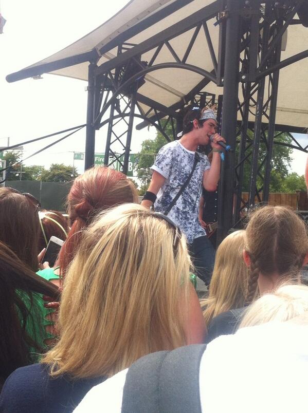 laur777_'s tweet photo. Feel so lucky, @HWoodEnding were amazing, &amp; @HollywoodTyler gave me a pick, thankyou🙏💞 http://t.co/qDJb5q0doF