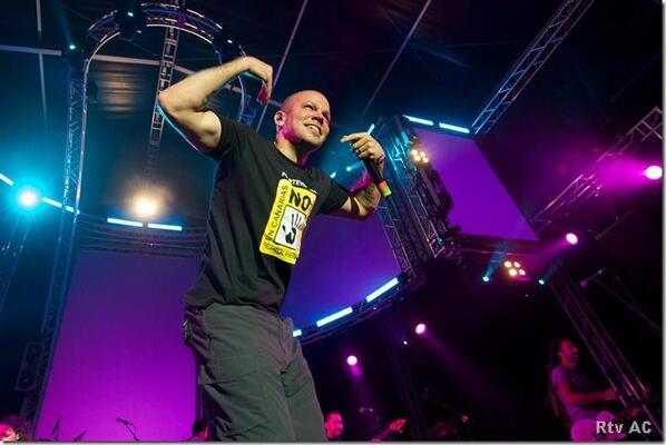Decideenelmar's tweet photo. Hagan caso a René Pérez (Residente) @Calle13Oficial http://t.co/7oox7CJGTw