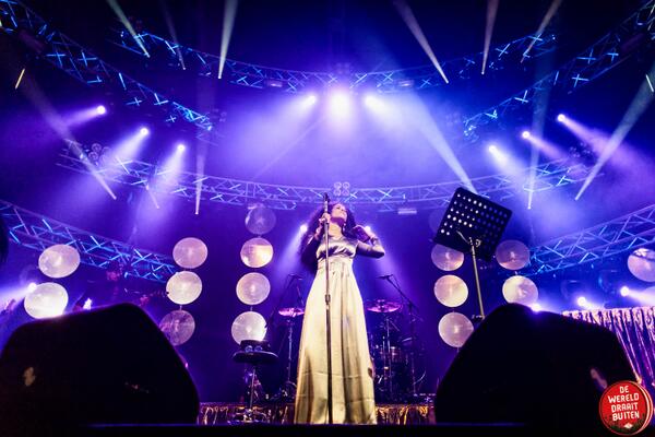 DWDBuiten's tweet photo. Soulvolle Kelis speelt Gashouder plat met zowel oude hits als nieuw werk van album FOOD @DWDBuiten 2014 - #DWDBuiten http://t.co/tXzBxHQeoB