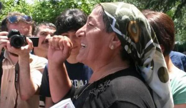 Sayfı ananın yüzünü güldüren karar #EthemSarısülük #AhmetŞahbaz cumhuriyet.com.tr/foto/foto_gale…