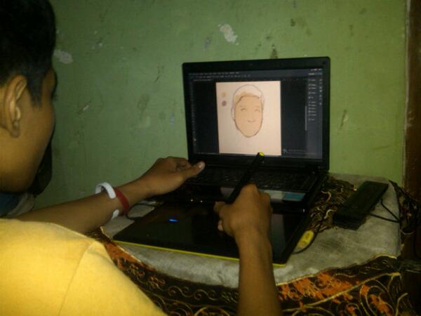 CreativeKamil's tweet photo. Animator @miqdad_hb lagi Design buat Project Clothing nih kamilers xD http://t.co/roqVMgHK9V