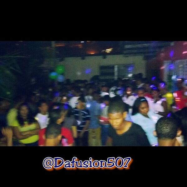swagArmandito's tweet photo. Lleno Total #See_Mee lo que fue el Bashment Party By @DaFusion507PTY / @DjKenrock507 @swagArmandito http://t.co/U2phpYE0mc