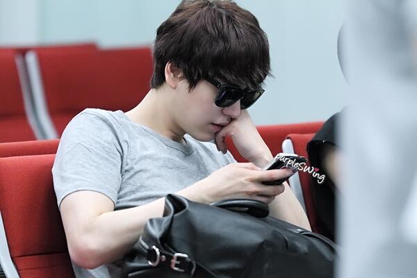 4KYUINA's tweet photo. [HD] 140630 at HK airport - when Kyuhyun busy with his phone ^_^ http://t.co/R3DdHEGNPR [©purpleSWing] •KK•