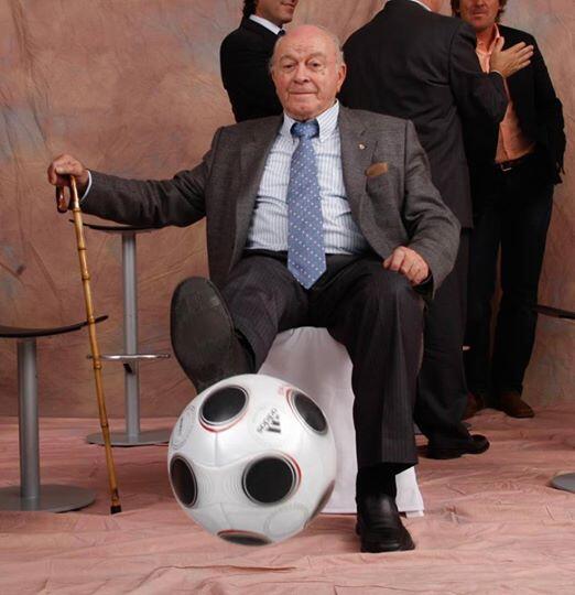 elmundoes's tweet photo. #ÚltimaHora Fallece a los 88 años la leyenda del fútbol Alfredo Di Stefano http://t.co/RpnwtVrSH6 http://t.co/sJfgaaar5W