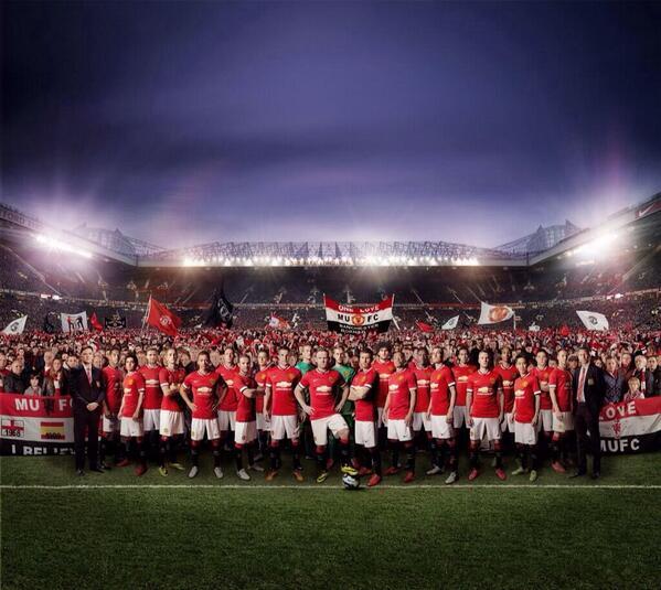 Merah dan ada logo Manchester United di dada!! Semua jadi Istimewa!!