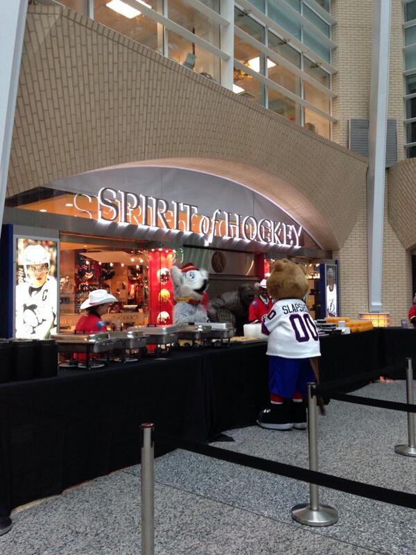 courtaevs's tweet photo. @courtaevs: Free pancake breakfast at Brookfield Place!! Come say hi. http://t.co/oNd9pX7Q3Y