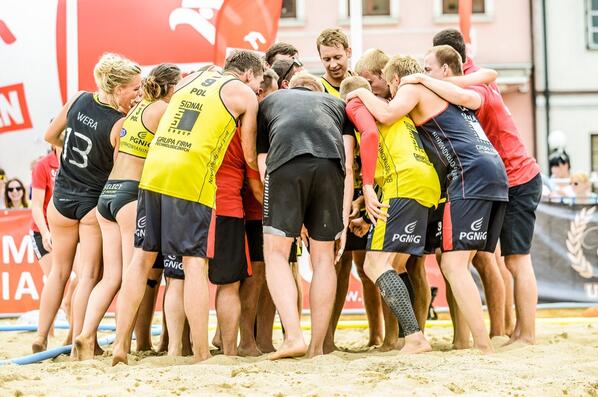 PiotrkowBHT's tweet photo. III miejsce mężczyzn. IV kobiet. Czas na Warszawę i Gdańsk! Zabawa zaczyna się od nowa! #beachhandball http://t.co/q2rFv5q2Up