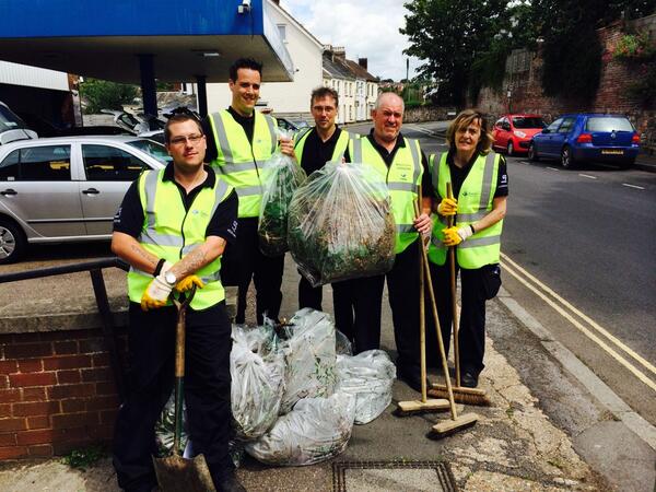 Great to roll my sleeves up earlier with these @GuildhallExeter peeps - helping to make our city cleaner... #Exeter
