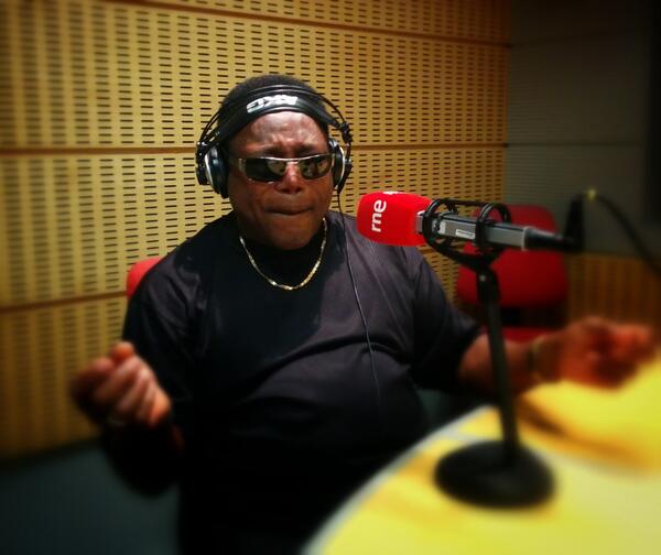 radio3_rne's tweet image. La mano de los 10 premios Grammy. Esta noche, a la 1am, @seisportresrne entrevista al histórico George Benson