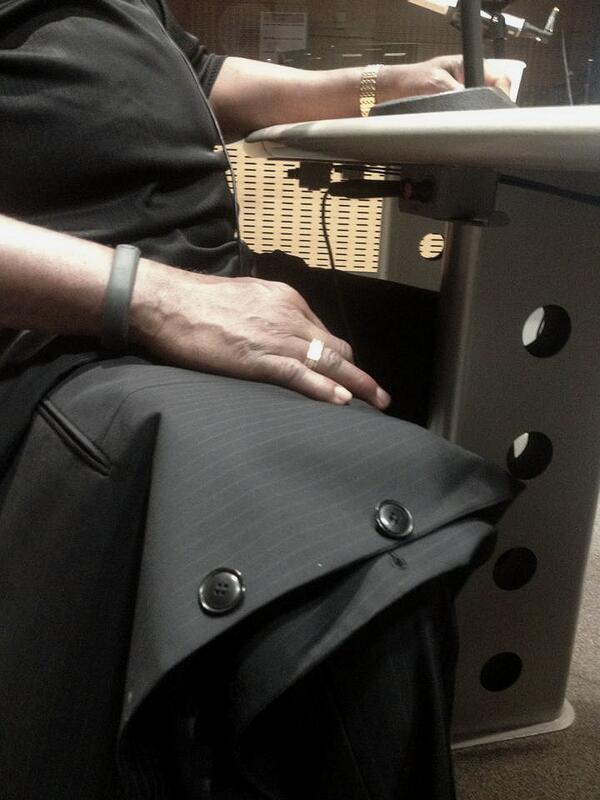 radio3_rne's tweet image. La mano de los 10 premios Grammy. Esta noche, a la 1am, @seisportresrne entrevista al histórico George Benson