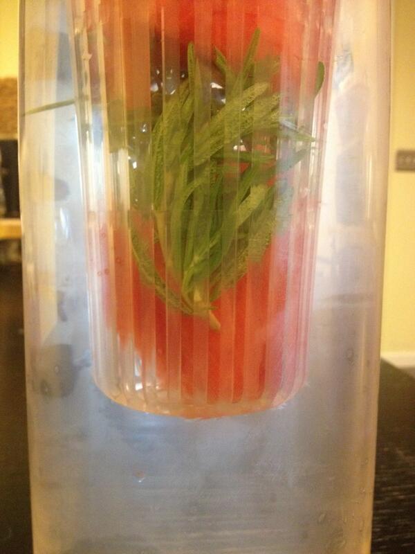 katekatebear's tweet photo. Joining this #TIUjulyphotoaday crew! Day 7 water (infused nonetheless) #hydtrate #TIUteam #createyoursummer http://t.co/UPTnLRtnQt