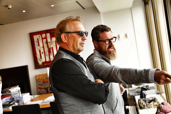 KaiDiekmann's tweet photo. Generation 50 unter sich: Danke, lieber Kevin Costner, für Ihren Besuch bei @BILD! What a real guy!!! @modernwest http://t.co/gyDUeMAZBF