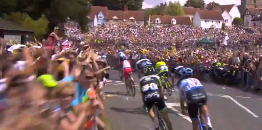 AFXalapa's tweet photo. “@letour: Et ça ne s'arrête jamais... / It never stops... @LeTourCambridge RT if you are impressed by the crowd #TDF http://t.co/qFM44SblSV”