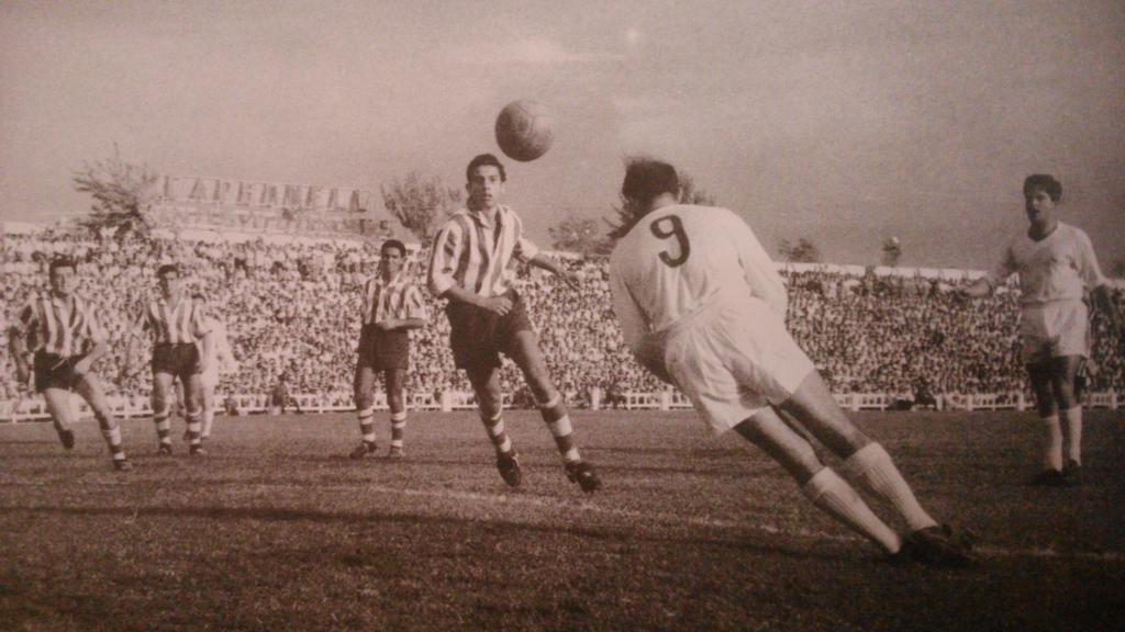 FOTOS HISTORICAS O CHULAS  DE FUTBOL - Página 5 Br8_LsmIQAEMz87