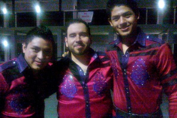 UltimoRangoNB's tweet photo. Pos aki una pick de los tres alegres compadres jajajaja saludos razita ultimo rango http://t.co/HRQRHuQrx9