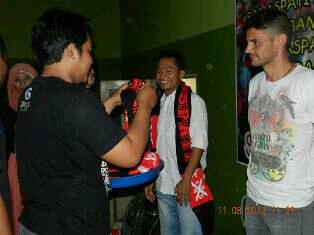 Pengalungan syal kpada smua punggawa <a href="/Persijap/">Persijap Jepara</a> kala itu,,untuk menghargai dan sbagai rasa trima kasih kami