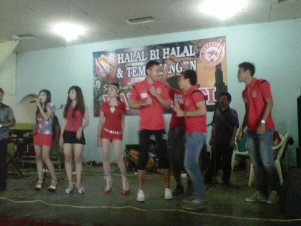 Para punggawa <a href="/Persijap/">Persijap Jepara</a> menikmati hiburan dangdut yg disediakan panitia <a href="/EBaguss/">IG : Endibaguss</a> <a href="/jokoribowo1/">joko ribowo</a>