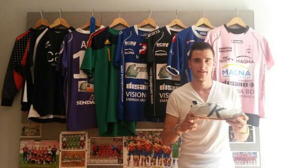 FSWeb2008's tweet image. ¿Te gustaría que el portero @asierllamas del @CDXOTA sorteará esas zapatillas? 
RT Si te gustaría que empiece