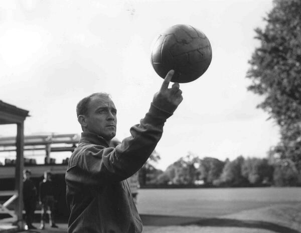fifacom_es's tweet photo. D. Alfredo Di Stéfano fallece a los 88 años: http://t.co/vNsbrEmgUh http://t.co/KkULHLpF1T