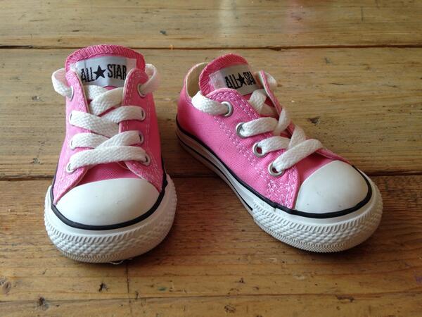 Vrouwlief <a href="/Voormijnklein/">Voormijnkleintje</a> kon het niet laten. Roze All Stars (maat 21) voor de minipeuter. #tijdloos