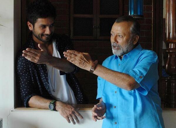 Mehulbhatia13's tweet image. Papa &amp;amp; Son also says #HaiderFirstLookTomorrow @shahidkapoor #PankajKapoor