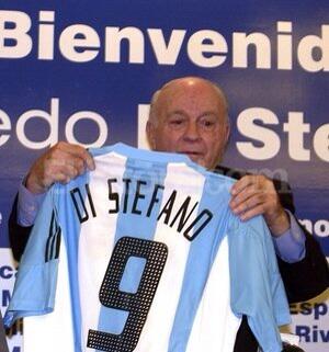 Mascherano's tweet photo. Hoy se fue un grande del futbol. Su leyenda seguira con nosotros. Descansa en Paz Don Alfredo. http://t.co/EEzFgkSmH0