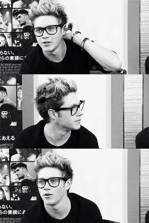 1Direction798's tweet image. Can we just take a moment to appreciate Niall wearing glasses 🔥😻😍💕