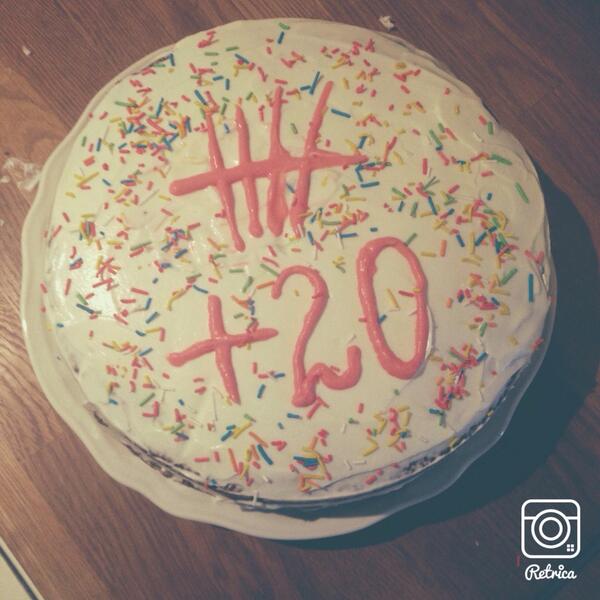 _Roniall's tweet image. HAPPY B-DAY💕💕
I made this cake for u @Ashton5SOS 
Partying your b-day💕💕
I love u +20