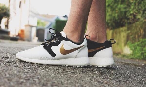 welove_sneakers's tweet photo. Roshe Run http://t.co/OSkbeU23WH