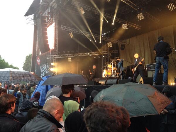 MorganKarpouzi's tweet photo. Les parapluies sortent mais le rock reste : @Triggerfingerrr est arrivé à @Soirsdete ! cc@tslesfestivals http://t.co/DB5uQGKxfJ