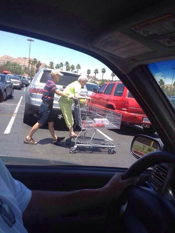 Akappy41's tweet photo. This will be @evanatparroton and I many moons from now! “@CollegeHumor: This Old Couple Knows All About Team Work http://t.co/bA29Z5zguU”