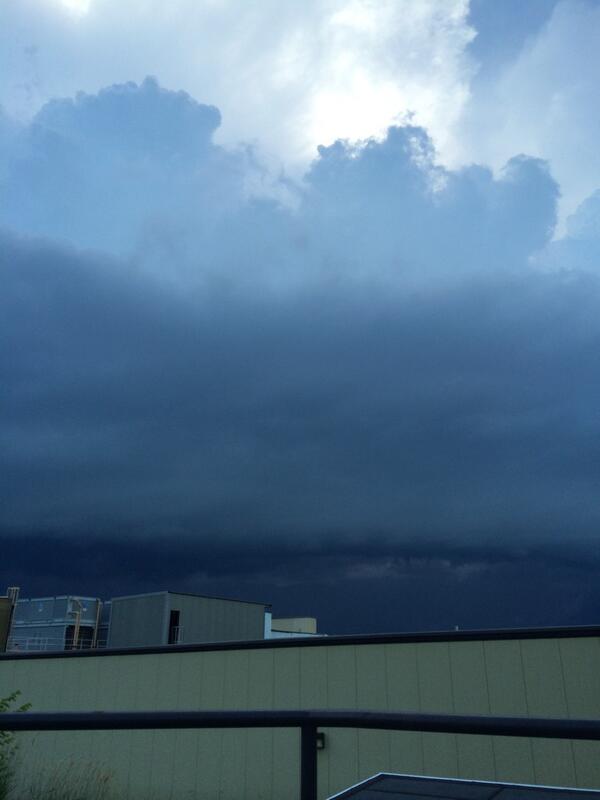 lynweak's tweet image. took my break early to enjoy the last bits of daylight outside. perfect timing.