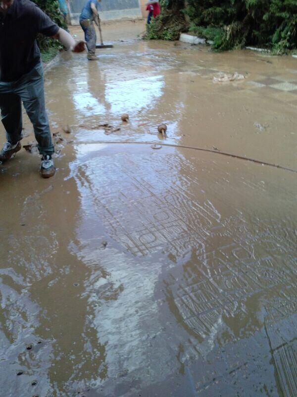 prote_tarancon's tweet photo. Hemos estado ayudando en las inundaciones de Buenache de Alarcón (cuenca) http://t.co/h0lfJgmfMV