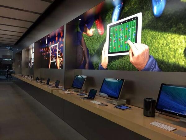 dtboyd's tweet image. Proud of #nikeaccelerator Alum @krumjahn and @coachbasepro being  on walls of Apple stores around the world!