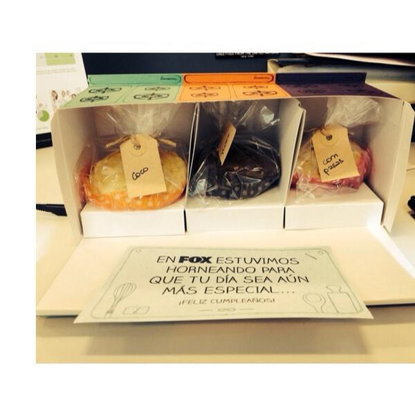 Vuelvo de vacaciones y en mi escritorio un regalito. Muchas gracias a la gente de #fox #foxonestopmedia ! Riquisimo!