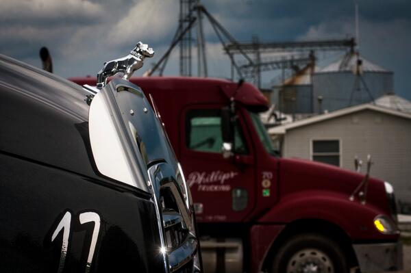 1stsensephotos's tweet photo. #mactrucks #macdog #america #weather #semitrucks http://t.co/pyfDFKJcQq