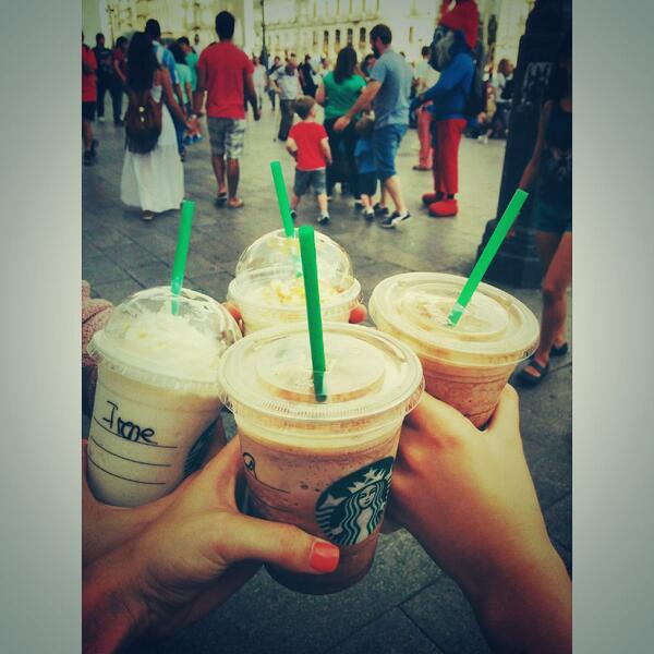 elenaalonsovias's tweet photo. 🍹🍹🍪🐾🐾 http://t.co/qEkbMUPe1y