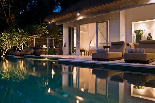 DesignHotel's tweet photo. MT: Check Out #FriFotos #summer Night #dream by “@EIGHTYFOURROOMS: Our new Villa in exotic #Bali http://t.co/DJ9EYHJrFe” #pool #design