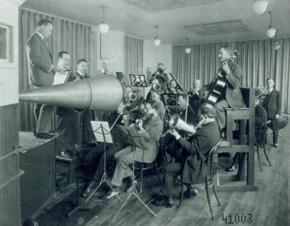 stumaticapp's tweet image. This is how music was recorded back in 1902 in the city of Camden, NJ. @amirtaron