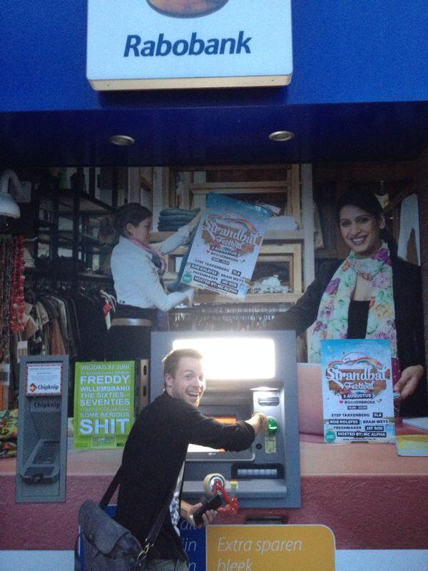 HetStrandBal's tweet image. Ook aan de promotie wordt flink gewerkt!  #postersplakkenklantenpakken