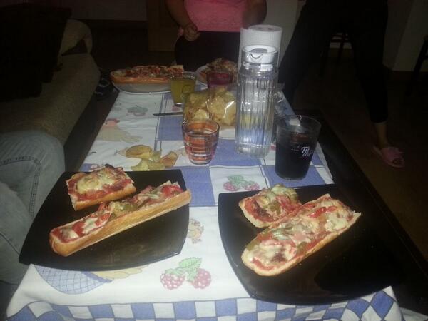 Pedrocc24's tweet photo. Paninis by @AceroRma  con @DelPatri @MENDOPLATA http://t.co/dmZMW9m2Gc
