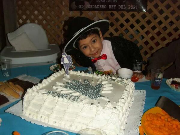 CataFonda's tweet photo. Inolvidable mi pequeño sigue a Michael Jackson! @MasQue2 http://t.co/BmfNPAsZQi