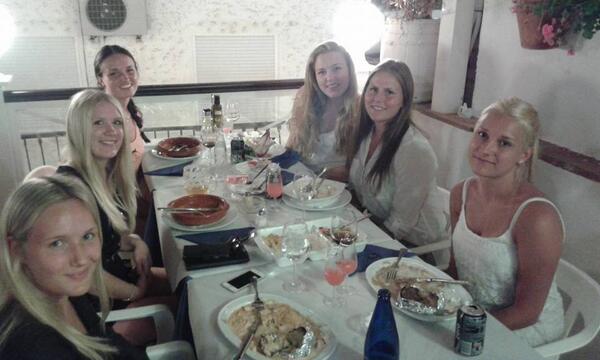 SevillanoRest's tweet photo. Nuestros amigos de cena. Siempre felices en nuestra terraza; disfrutando en familia. #Nerja #RestauranteSevillano http://t.co/R67XCYUrGj
