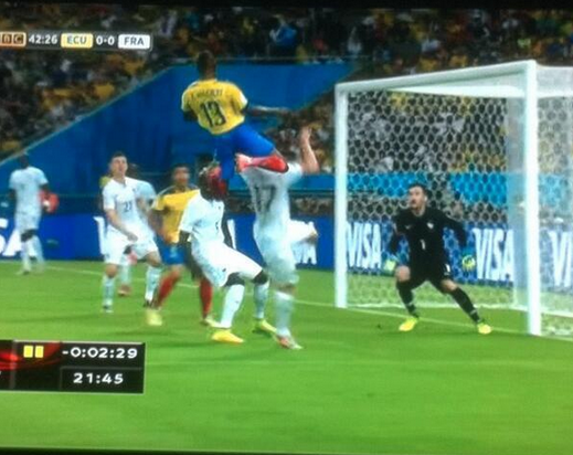 voetbalzonenl's tweet photo. Letterlijk en figuurlijk een van de hoogtepunten bij Ecuador - Frankrijk! #ennervalencia http://t.co/dXbWzBAmh2